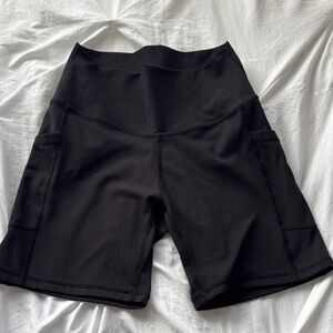 High-Waist Black Activewear Bike Shorts with Side Pockets